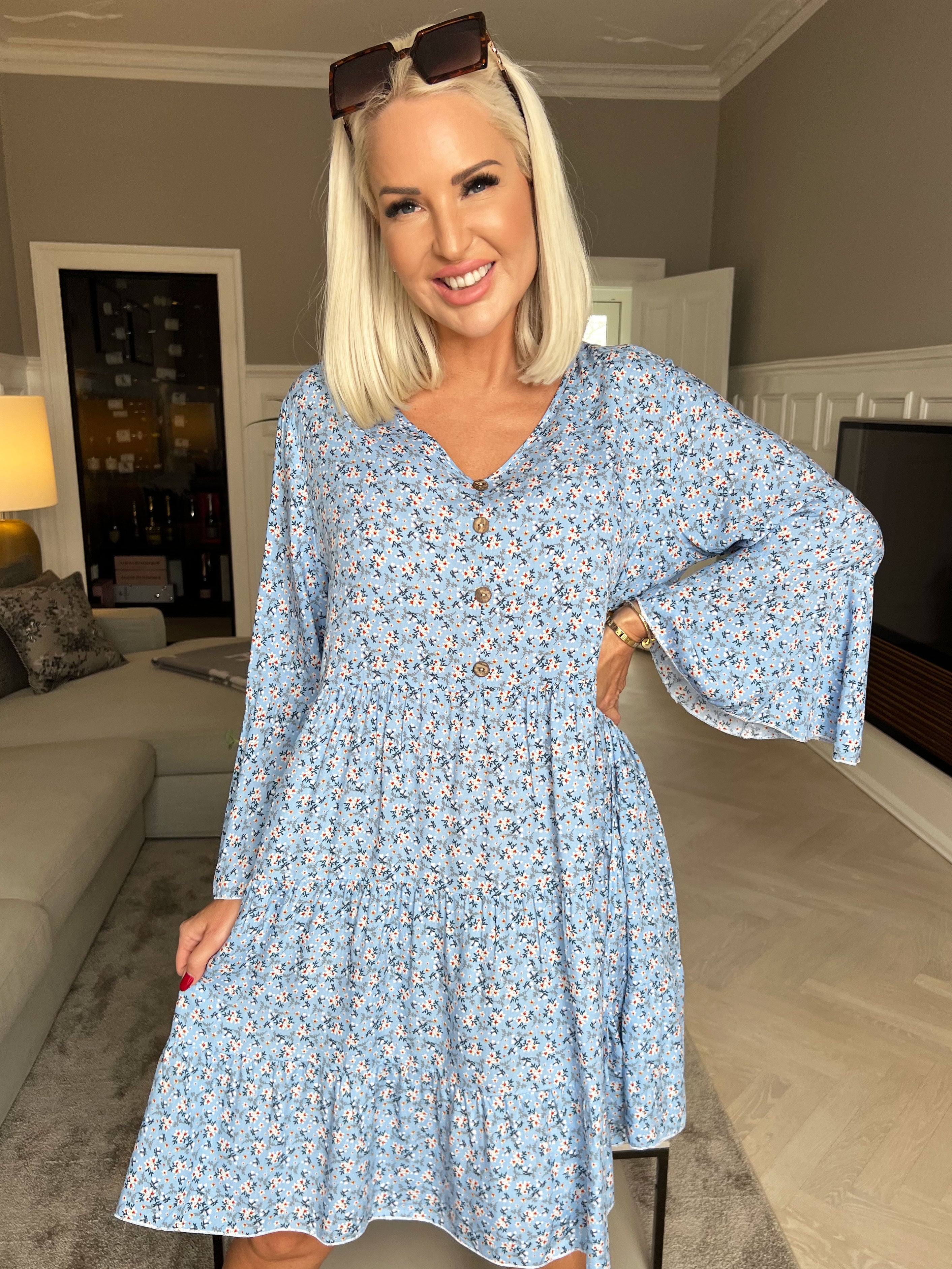 Karla - Smuk blomsterkjole i bomuld med knapper